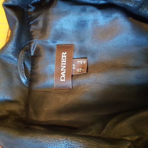 Danier Leather Ladies Small Jacket - Picture 2 of 10